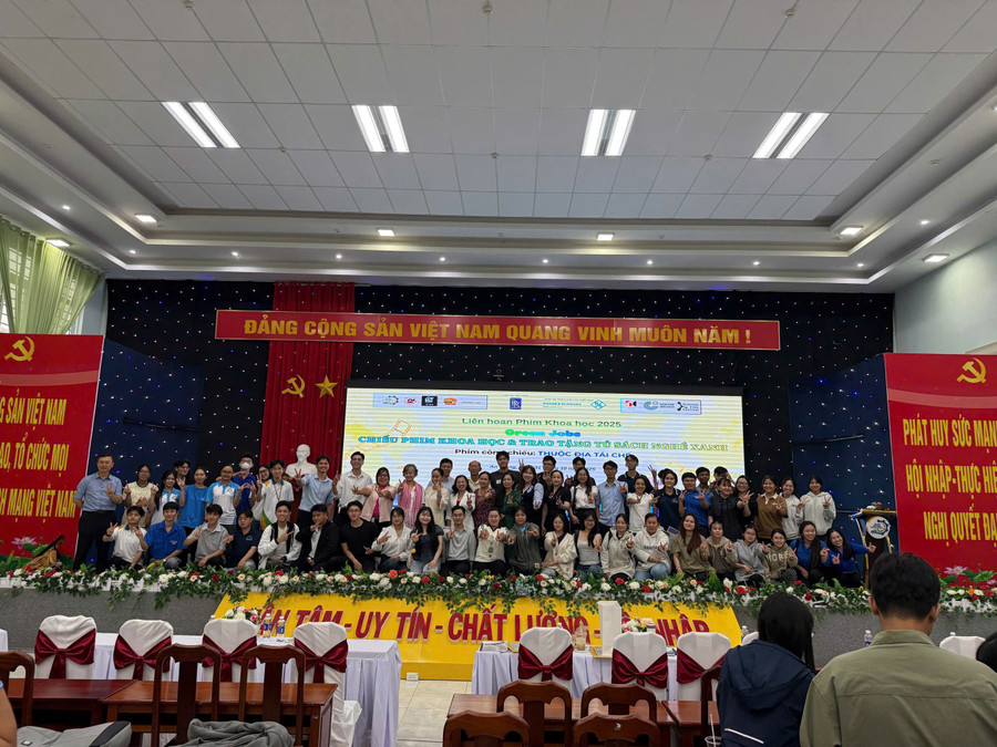 Chương trình thu hút nhiều giảng viên, sinh viên tham gia. chieu-phim-khoa-hoc-2.jpg