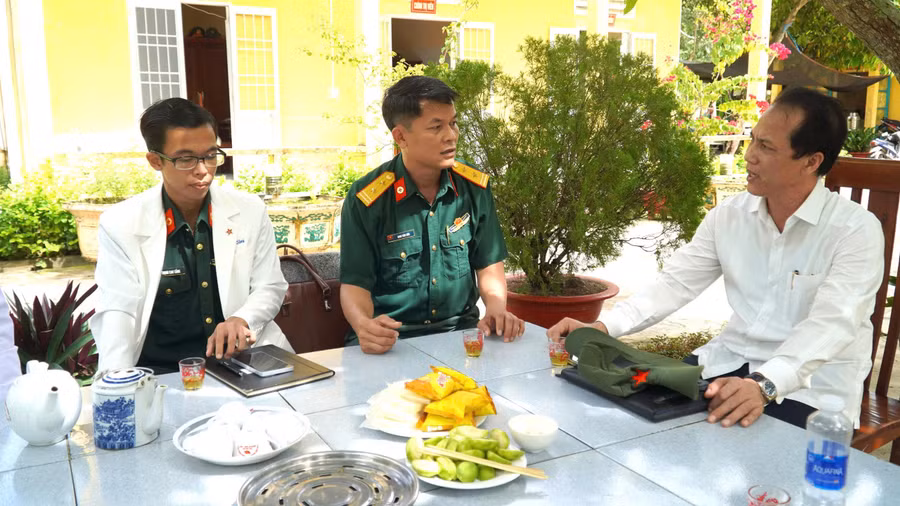 Bác sĩ Chuyên khoa II Hồ Văn Dũng, Phó Giám đốc Sở Y tế tỉnh An Giang, trao đổi với y, bác sĩ Bệnh xá Quân Dân Y.