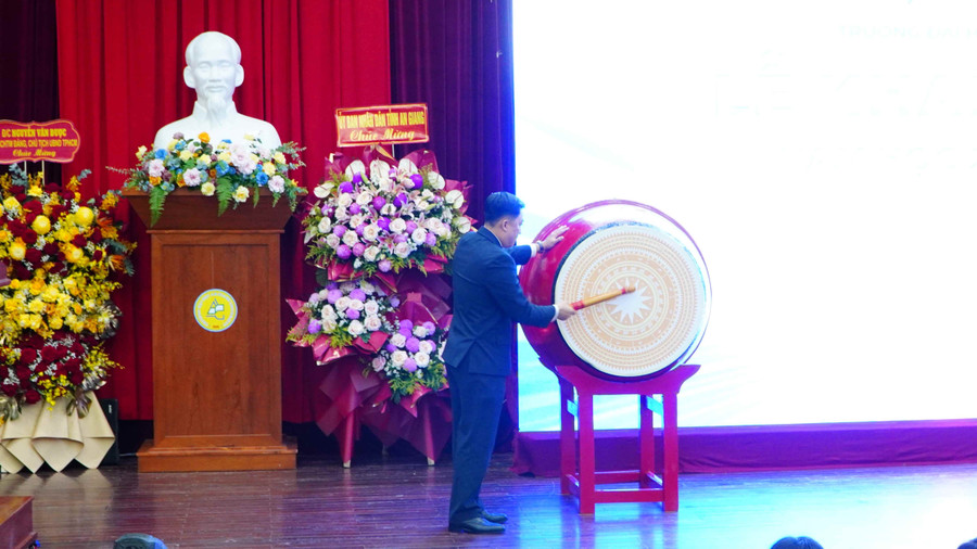 TS Nguyễn Hữu Trí thực hiện nghi thức đánh trống khai trường. thay-tri.jpg