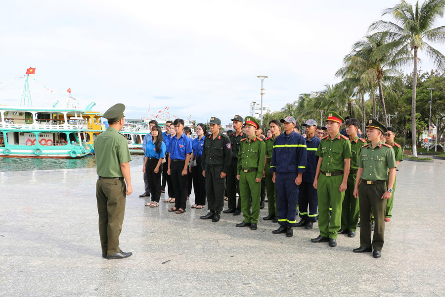 Quang cảnh buổi lễ ra quân. Ảnh: Tiến Dũng ve-sinh-phu-quoc.jpg