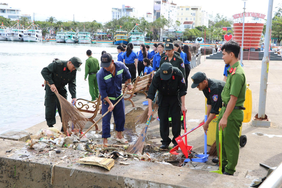 Làm sạch bãi biển và khu vực công cộng ven biển. Ảnh: Tiến Dũng ve-sinh-phu-quoc-2.jpg