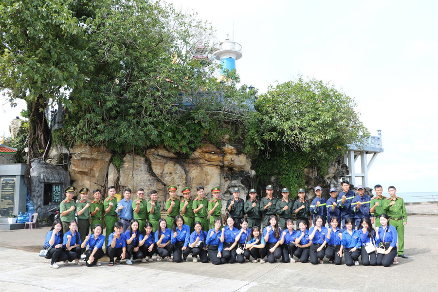 Tuổi trẻ An Giang quyết tâm bảo vệ môi trường Phú Quốc xanh, sạch, đẹp. Ảnh: Tiến Dũng ve-sinh-pq.jpg