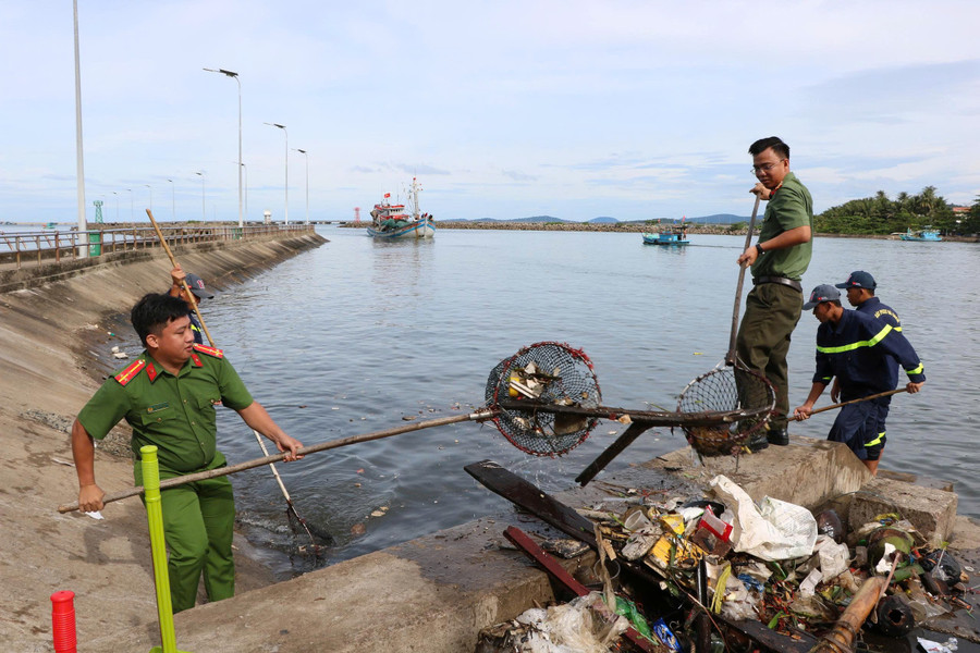 Hoạt động thu gom rác thải, làm sạch bãi biển và khu vực công cộng ven biển tại Phú Quốc. Ảnh: Tiến Dũng