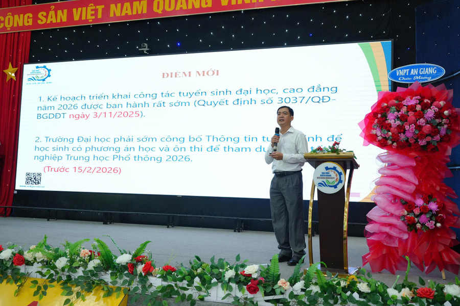 Thạc sĩ Nguyễn Minh Tuấn chia sẻ những điểm mới của công tác tuyển sinh năm 2026. tong-ket-kgu-4.jpg