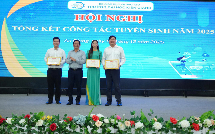 Nhà trường khen thưởng 3 cá nhân và 1 tập thể tiêu biểu có nhiều đóng góp trong công tác tuyển sinh năm 2025. tong-ket-kgu-1.jpg