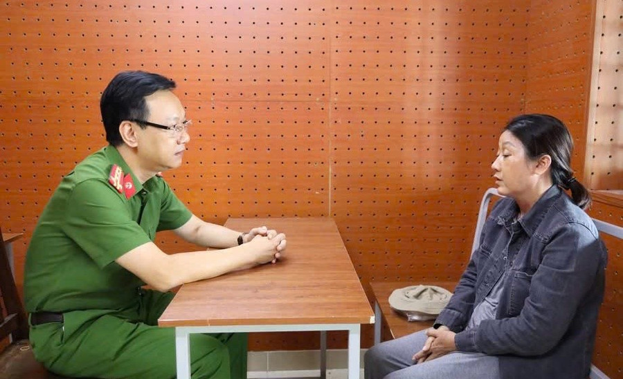 Đại tá Bùi Đức An, Phó Giám đốc Công an TP Cần Thơ, Thủ trưởng Cơ quan Cảnh sát điều tra, trực tiếp lấy lời khai đối với một số đối tượng có liên quan. Ảnh: Công an Cần Thơ.