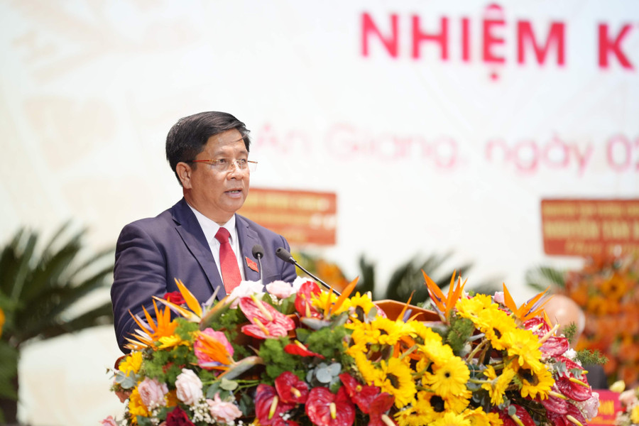 Ông Hồ Văn Mừng, Ủy viên dự khuyết BCH Trung ương Đảng, Phó Bí thư Tỉnh ủy, Chủ tịch UBND tỉnh An Giang trình bày Báo cáo chính trị tại Đại hội. ho-van-mung.jpg