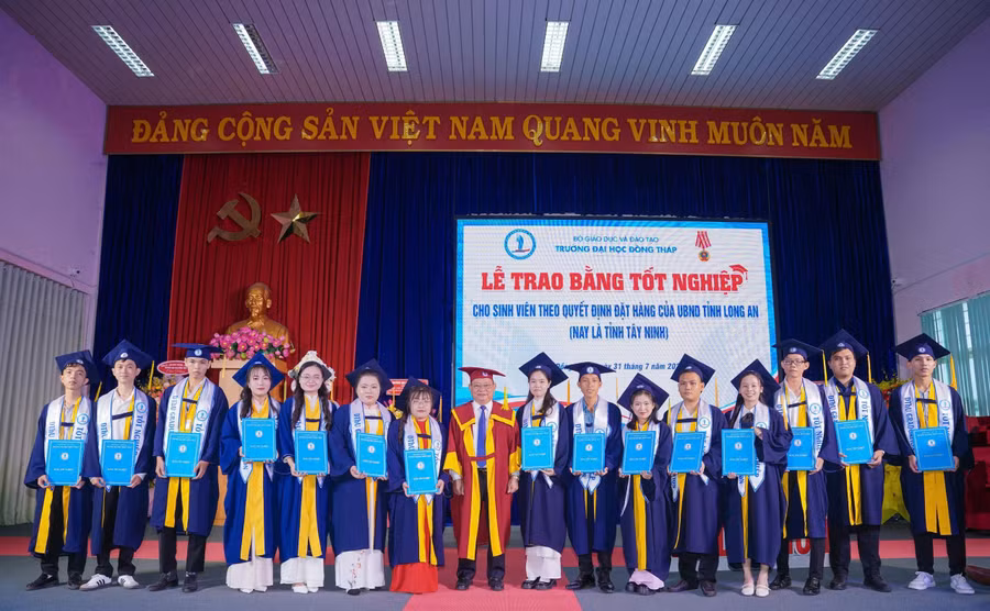 Trường Đại học Đồng Tháp trao bằng tốt nghiệp cho 61 tân cử nhân đào tạo theo đơn đặt hàng của tỉnh Tây Ninh.