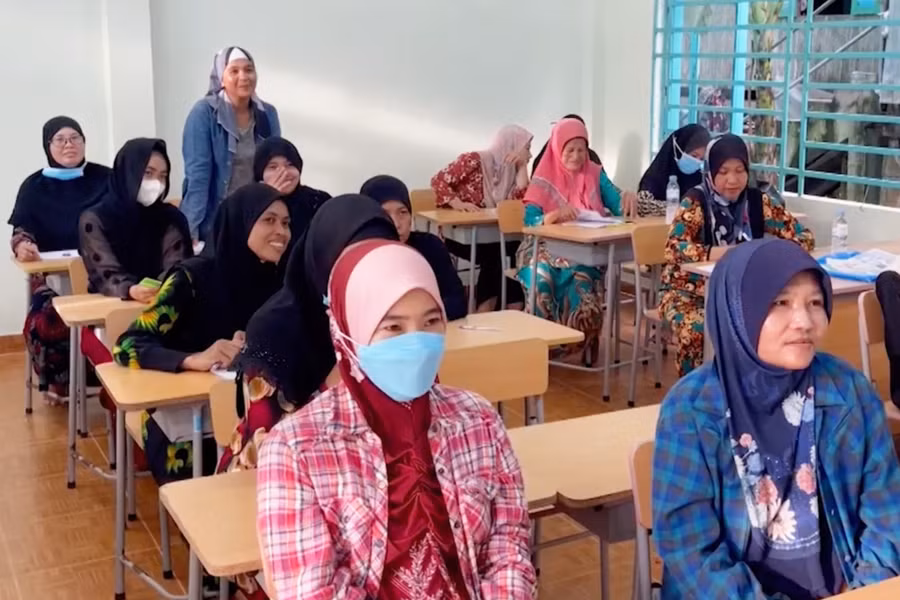 Người Chăm ở An Giang tham gia lớp học xóa mù chữ.