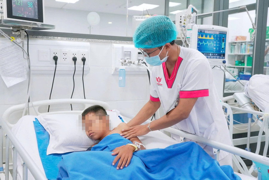 Bác sĩ thăm, khám cho bệnh nhi bị xuất huyết nội sọ kèm động kinh. Ảnh: BVCC.