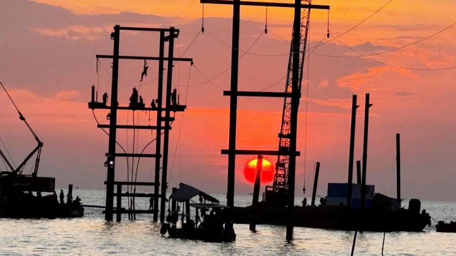 Cán bộ, kỹ sư công nhân EVNSPC, Công ty Điện lực An Giang và các đơn vị liên quan khẩn trương thi công ngày, đêm để khắc phục sự cố cáp ngầm 110kV Hà Tiên - Phú Quốc.