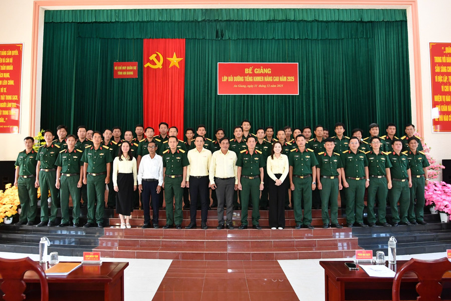 Thủ trưởng Bộ Chỉ huy Quân sự tỉnh An Giang, lãnh đạo Trung tâm Ngoại ngữ - Tin học Victory (Trường Đại học Trà Vinh) và các học viên tham gia lớp tập huấn chụp ảnh lưu niệm.