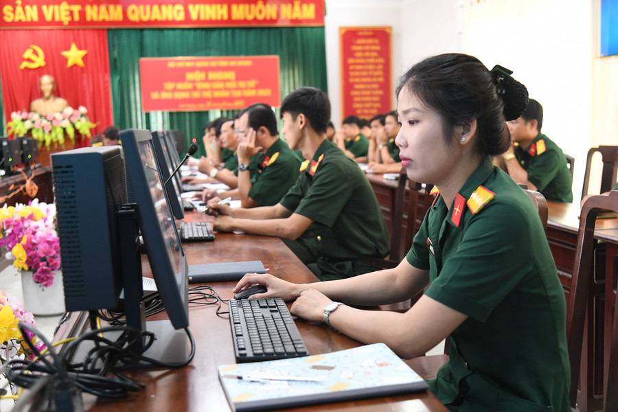 Những cán bộ tham gia lớp tập huấn lần này sẽ trở thành những “quân nhân số” ở các cơ quan, đơn vị. (Ảnh: Phương Vũ) tri-tue-nhan-tao-1.jpg