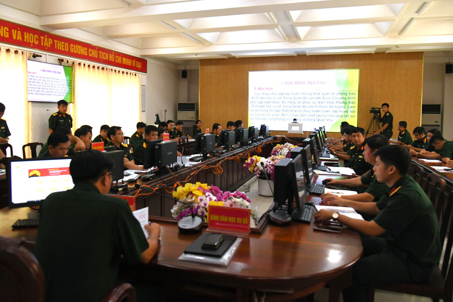 Gần 400 cán bộ, chiến sĩ tham gia tập huấn. (Ảnh: Phương Vũ) tri-tue-nhan-tao-3.jpg
