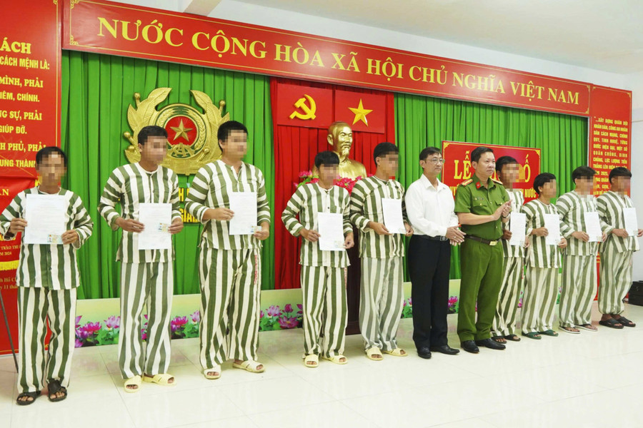 Đại tá Trần Hoàng Độ, Phó Giám đốc Công an TP Cần Thơ trao Quyết định đặc xá cho các phạm nhân đủ điều kiện. dac-xa-1.jpg