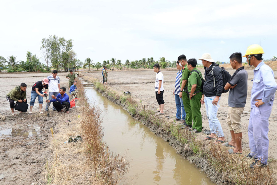 Lực lượng chức năng tổ chức khám nghiệm hiện trường tại xã Châu Phong, tỉnh An Giang. Ảnh: Tiến Tầm.