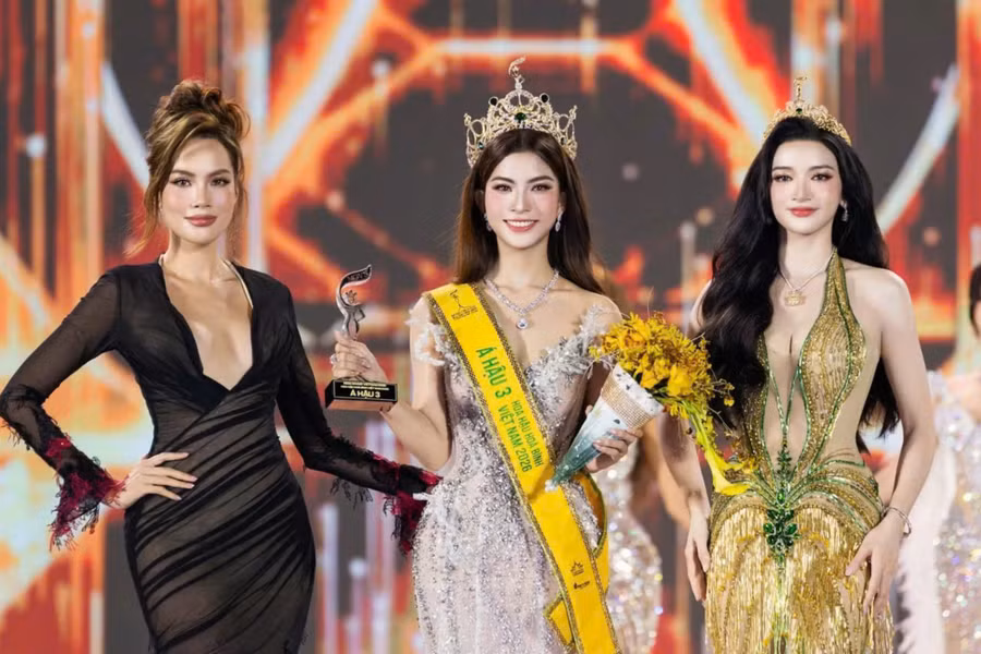Phan Lê Kim Ngọc (giữa) xuất sắc giành danh hiệu Á hậu 3 Miss Grand Vietnam 2026.