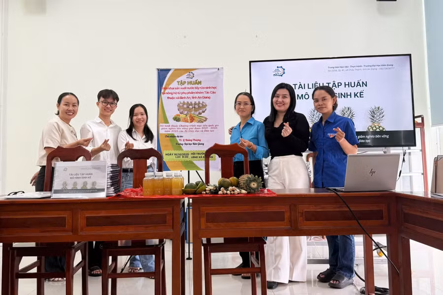 Buổi tập huấn mô hình sản xuất nước tẩy rửa sinh học từ phụ phẩm khóm.