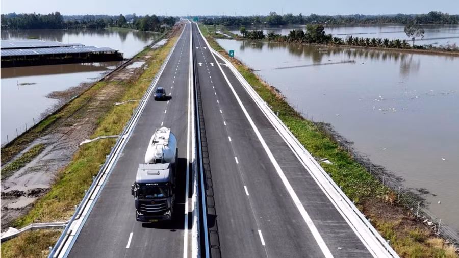 Cao tốc Cần Thơ - Cà Mau nhìn từ trên cao.