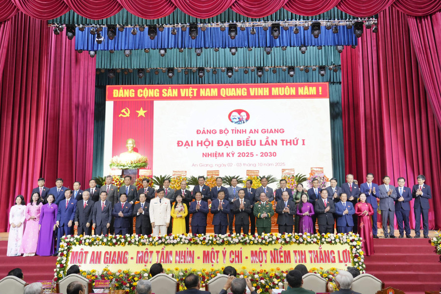 Đoàn đại biểu Đảng bộ tỉnh An Giang đi dự Đại hội đại biểu toàn quốc lần thứ XIV của Đảng ra mắt Đại hội. ra-mat-0.jpg
