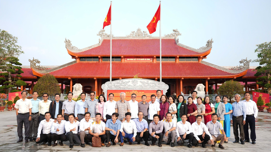 Đoàn của Trường Đại học Kiên Giang chụp ảnh lưu niệm tại Đền tưởng niệm Anh hùng liệt sĩ và người có công Kiên Giang.