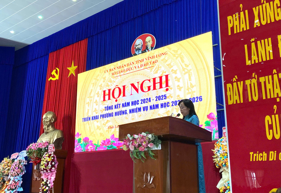 Bà La Thị Thúy, Giám đốc Sở GD&ĐT tỉnh Vĩnh Long phát biểu tại Hội nghị. Ảnh: Tuyết Khoa.