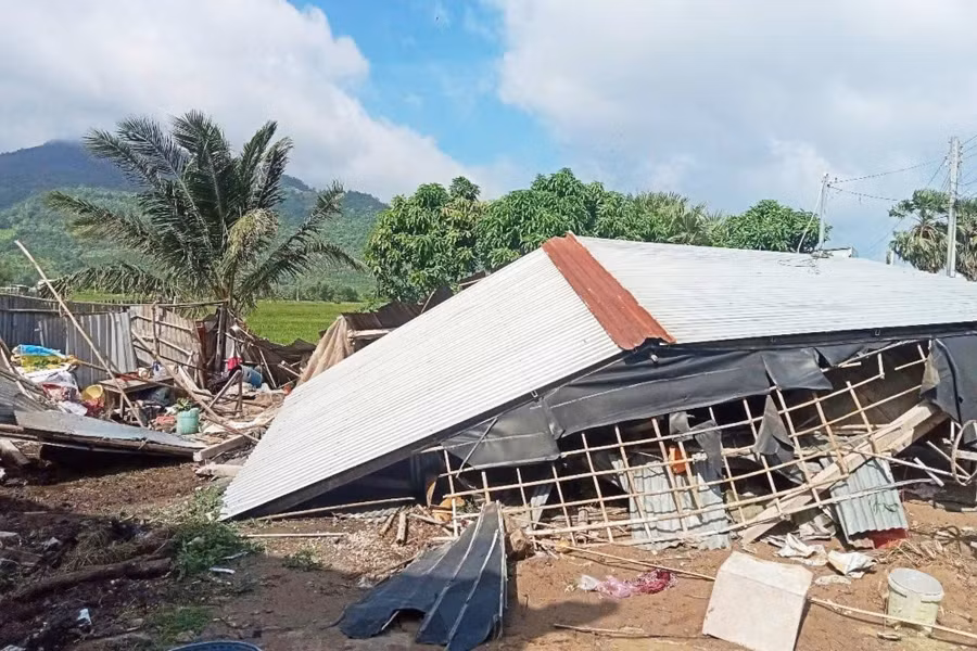 Hàng chục căn nhà bị tốc mái hoàn toàn ở An Giang.