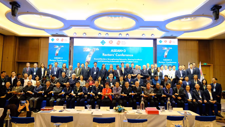 Các đại biểu và nhà lãnh đạo giáo dục đến từ 34 đơn vị trong ASEAN+3 chụp ảnh lưu niệm. Ảnh: Yến Phương.