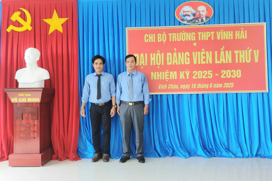 Anh Lý Thanh Khởi (bên phải) chụp ảnh kỷ niệm cùng với Đảng viên của Chi bộ Trường THPT Vĩnh Hải.