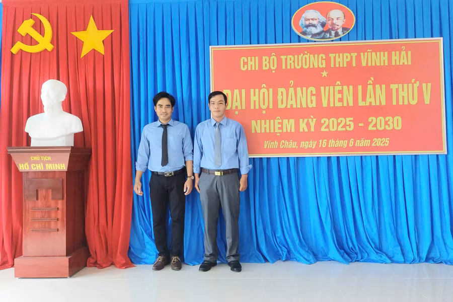 Anh Lý Thanh Khởi (bên phải) chụp ảnh kỷ niệm cùng với Đảng viên của Chi bộ Trường THPT Vĩnh Hải.