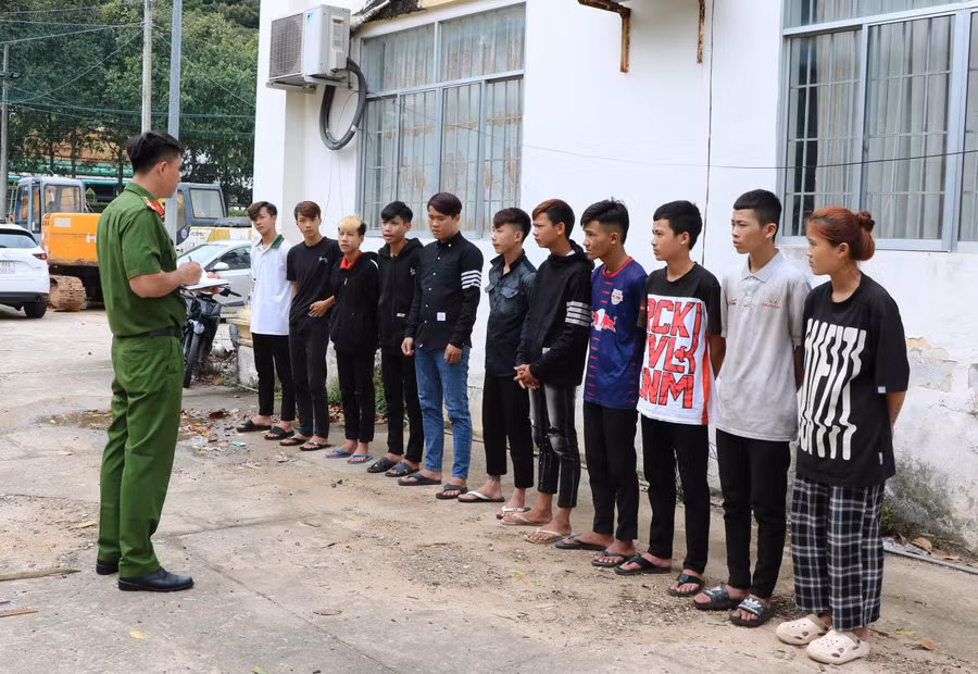 Lực lượng Công an lấy lời khai các đối tượng. Ảnh: Tiến Dũng.