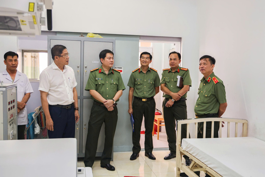 Đoàn công tác kiểm tra hiện trạng cơ sở vật chất, vật tư y tế tại Bệnh viện. Ảnh: Công an Cần Thơ. khao-sat-2.jpg