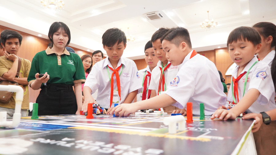 Học sinh Cần Thơ tham gia Cuộc thi Robothon cấp thành phố năm 2025.