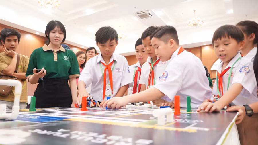 Học sinh Cần Thơ tham gia Cuộc thi Robothon cấp thành phố năm 2025.