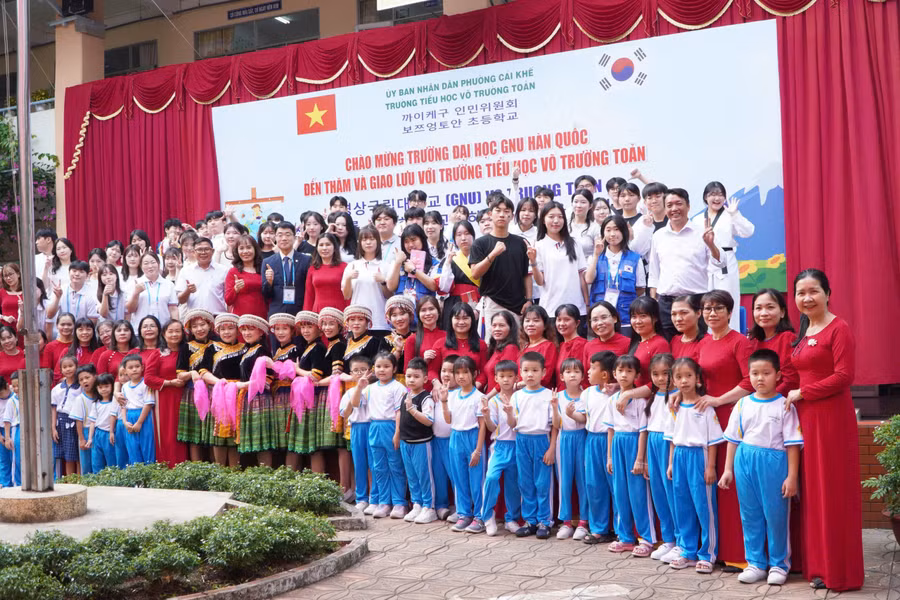 Thầy cô giáo và học sinh, sinh viên chụp ảnh lưu niệm. 