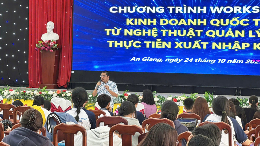 Diễn giả chia sẻ tại buổi Workshop. kgu-workshop-1.jpg