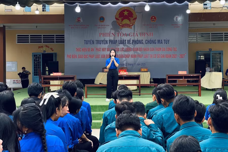 Phiên tòa giả định tuyên truyền pháp luật về phòng, chống ma túy tại Trường THPT An Biên.