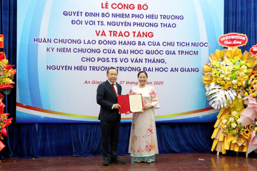 PGS.TS Vũ Hải Quân trao Quyết định bổ nhiệm chức danh Phó Hiệu trưởng Trường Đại học An Giang cho TS Nguyễn Phương Thảo. Ảnh: Anh Thư - Thiện Mỹ. bo-nhiem-2.jpg