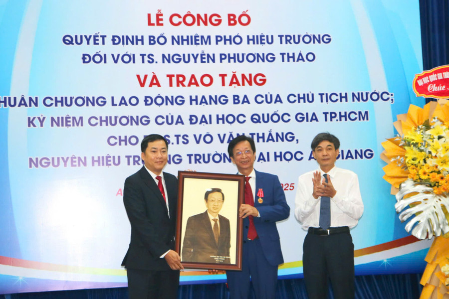 Đại diện Đảng ủy, Ban Giám hiệu nhà trường tặng quà tri ân PGS.TS Võ Văn Thắng. Ảnh: Anh Thư - Thiện Mỹ. bo-nhiem-1.jpg