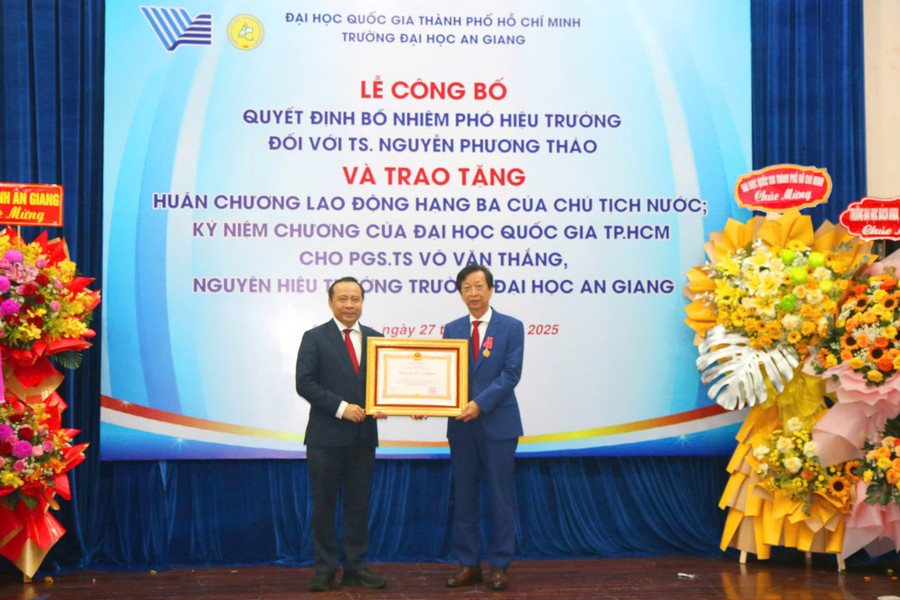 PGS.TS. Vũ Hải Quân trao tặng Huân chương Lao động hạng Ba của Chủ tịch Nước cho PGS.TS Võ Văn Thắng. Ảnh: Anh Thư - Thiện Mỹ. bo-nhiem.jpg