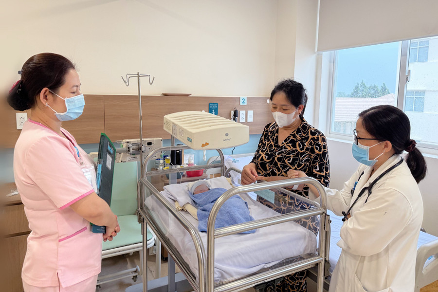 Nhờ phác đồ điều trị phù hợp và theo dõi sát, tình trạng hô hấp của trẻ sơ sinh dần ổn định. Ảnh: BVCC.