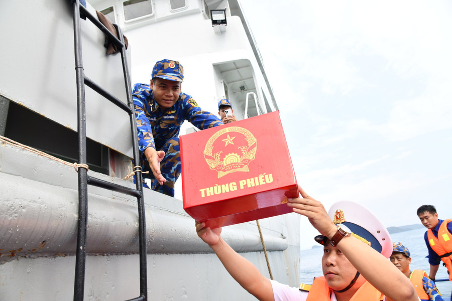 Hòm phiếu phụ được đưa lên tàu để thực hiện cuộc bầu cử.