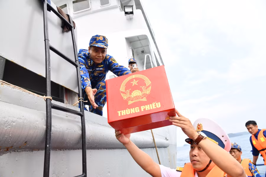 Hòm phiếu phụ được đưa lên tàu để thực hiện cuộc bầu cử.