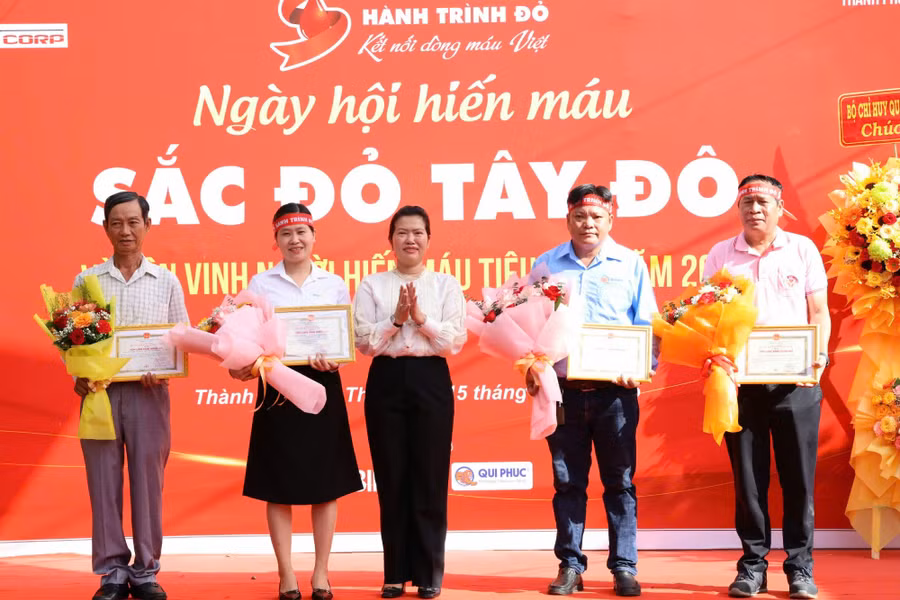 Lễ Tôn vinh người hiến máu tiêu biểu năm 2025 tại TP Cần Thơ.