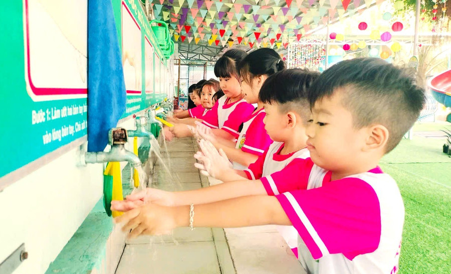 Trường học giữ trẻ dịp hè ở Cà Mau tăng cường phòng chống dịch bệnh. Ảnh: Quách Mến. anh-1-sot-xuat-huyet.jpg