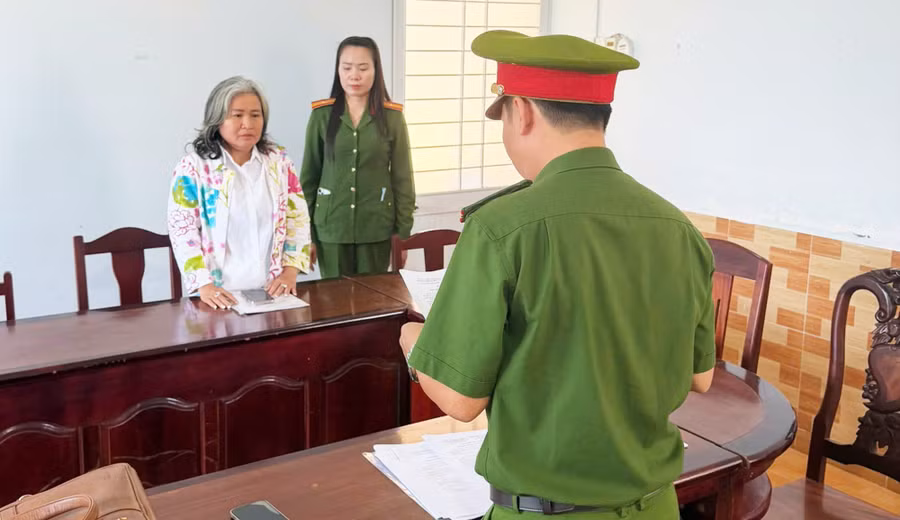 Cơ quan điều tra tống đạt Quyết định khởi tố bị can và Lệnh bắt bị can để tạm giam đối với Trần Thị Bích Phượng (Phú Quốc, An Giang). Ảnh: CACC.