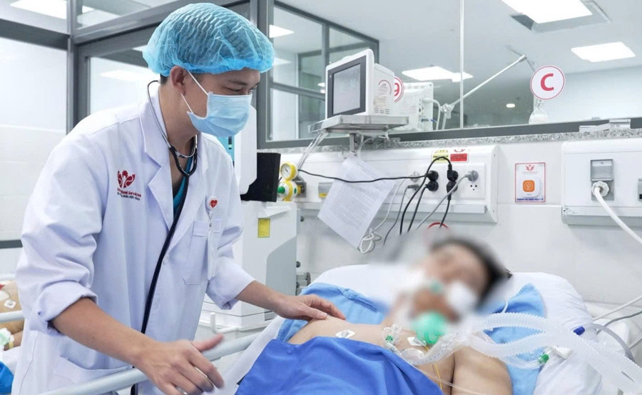 BS.CKI Tô Văn Tân đang thăm khám cho bệnh nhân tại khu ICU.