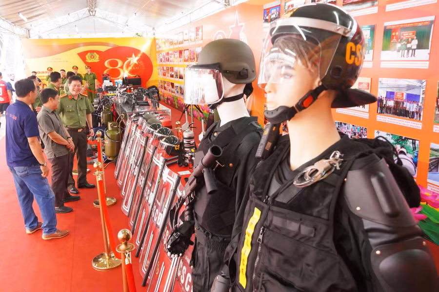 Không gian trưng bày các phương tiện, trang thiết bị, khí tài chuyên dụng. (Ảnh: Yến Phương)