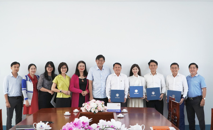 Đoàn công tác của Báo Giáo dục và Thời đại cùng đại diện Trường Cao đẳng Kiên Giang chụp ảnh lưu niệm.