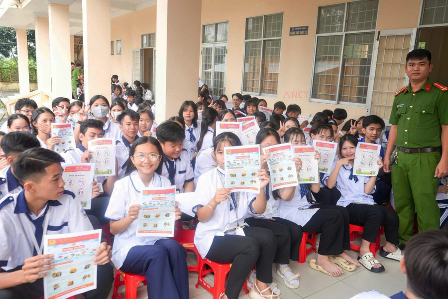 Hơn 1.000 học sinh tham gia buổi tuyên truyền. Ảnh: Công an Cần Thơ. hoc-sinh-thuan-hung.jpg